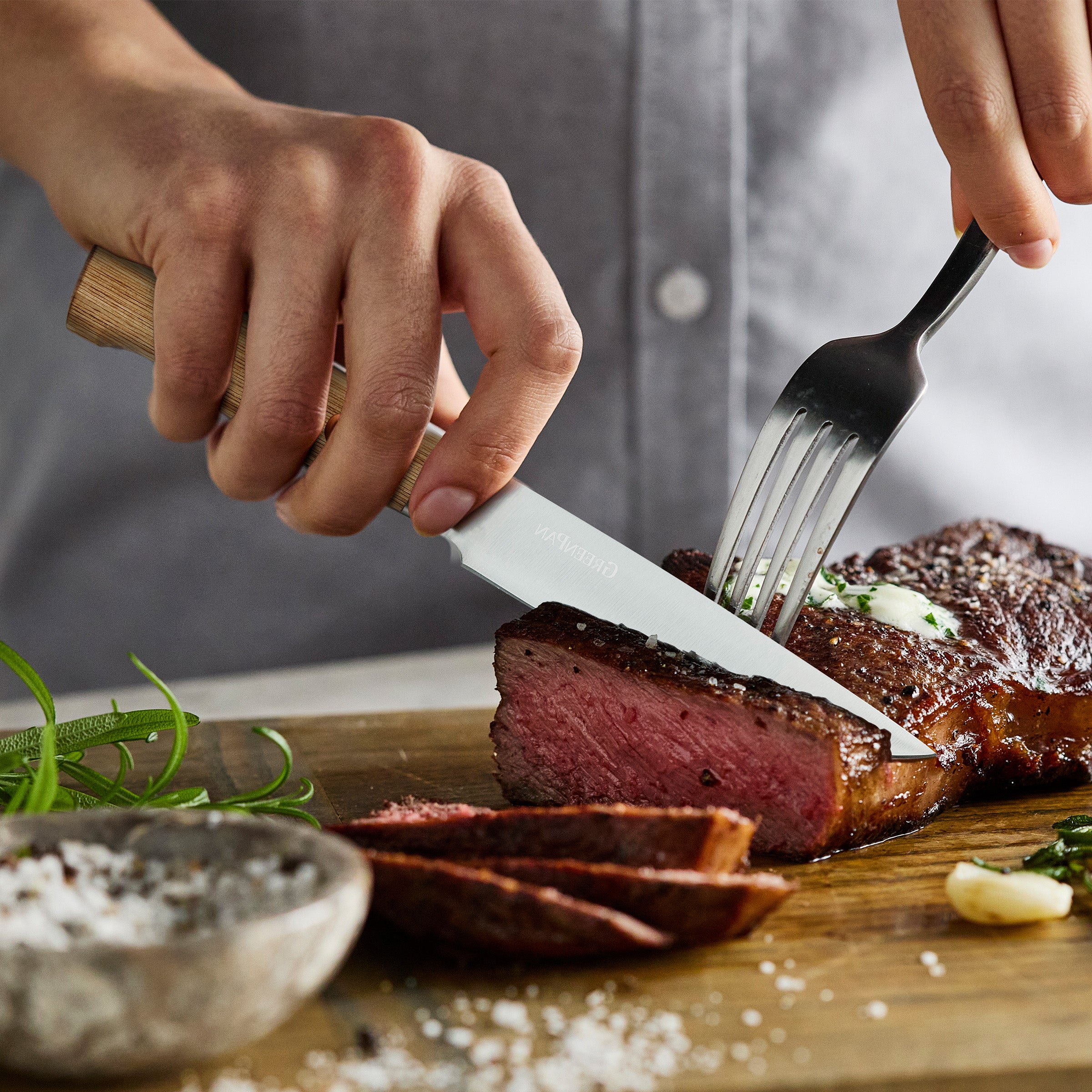 Elite Cutlery 8-Piece Steak Knife Set with Light-Wood Handles - Image 3