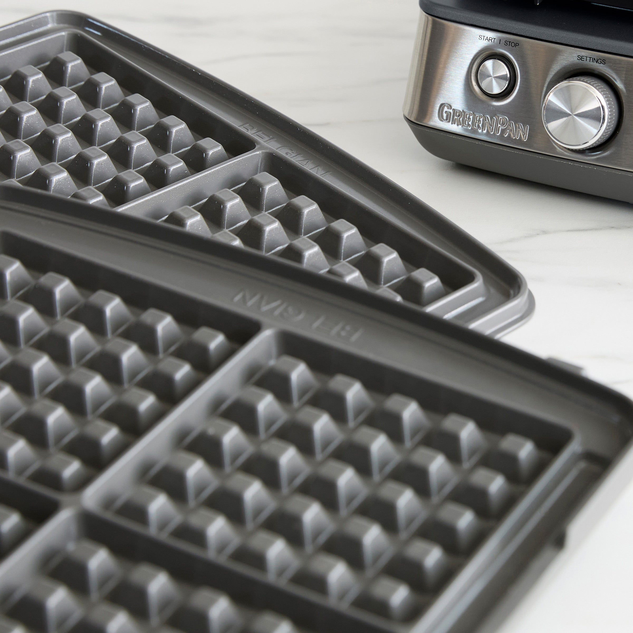 Elite Ceramic Nonstick 4-Square Waffle Maker | Graphite - Image 5